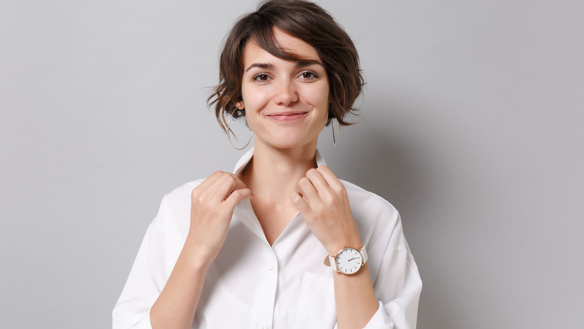Person with clean white collar shirt